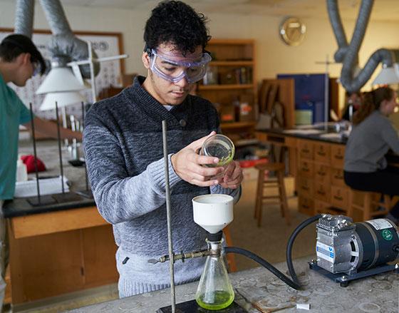 生物实验室的男学生